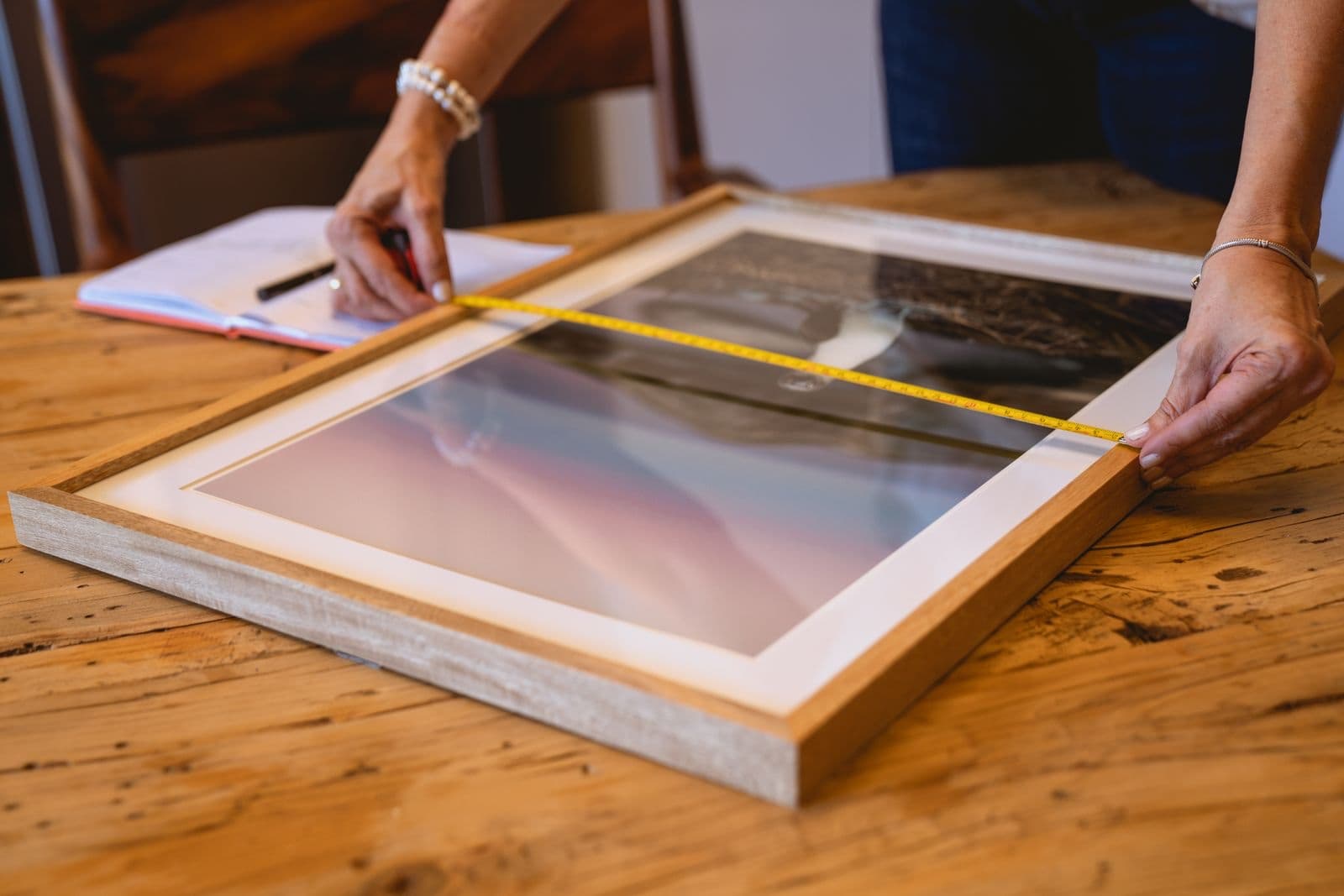 Maßgenaue Vermessung und Einrahmung eines Kunstwerks im Atelier